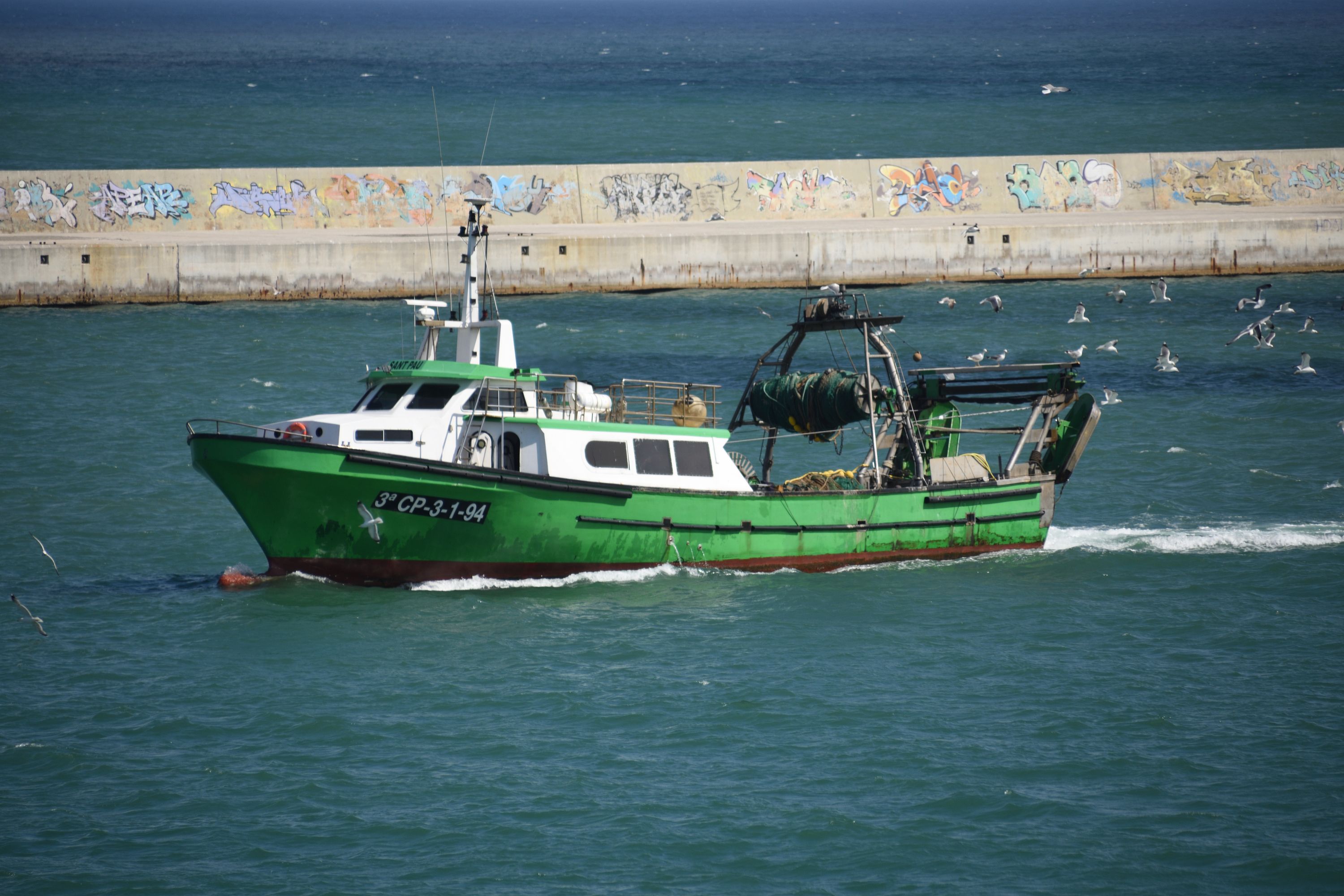 Barca d’arrossegament Sant Pau entrant al port de Barcelona